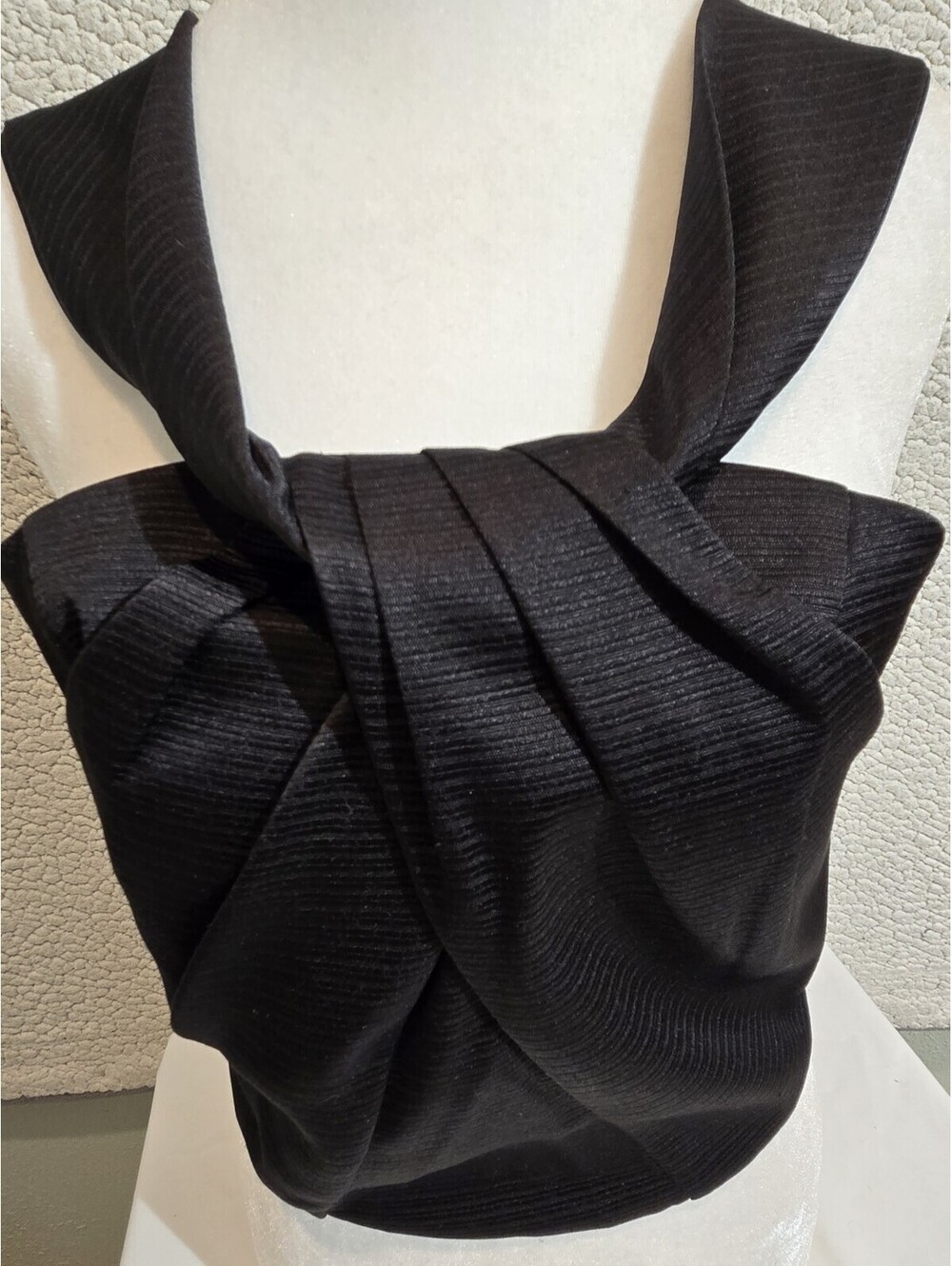 Shilla Women's Sz M Black Cropped Top Draped Twist Front Sleeveless